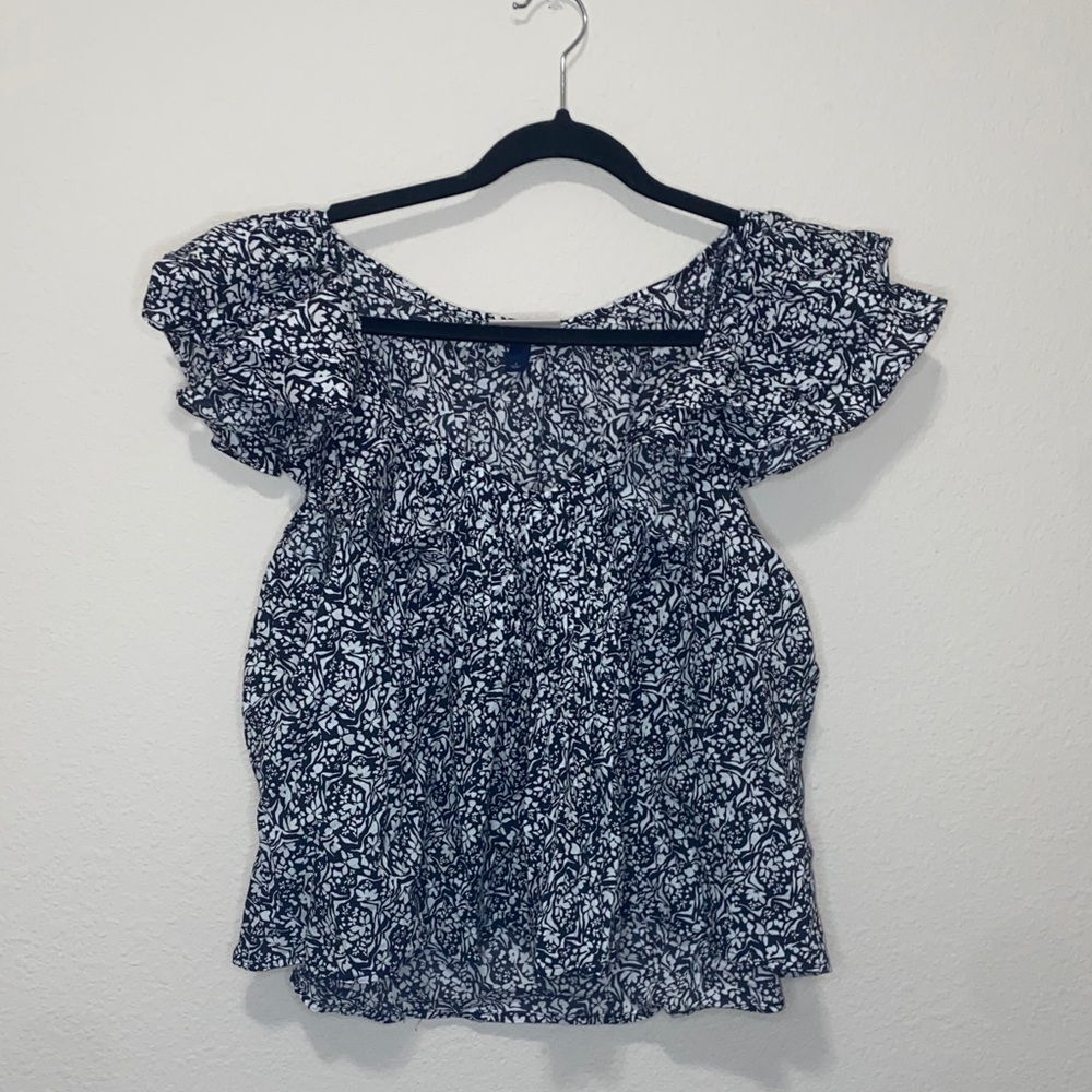 🎈Adorable black and white patterned top with ruffled sleeves!